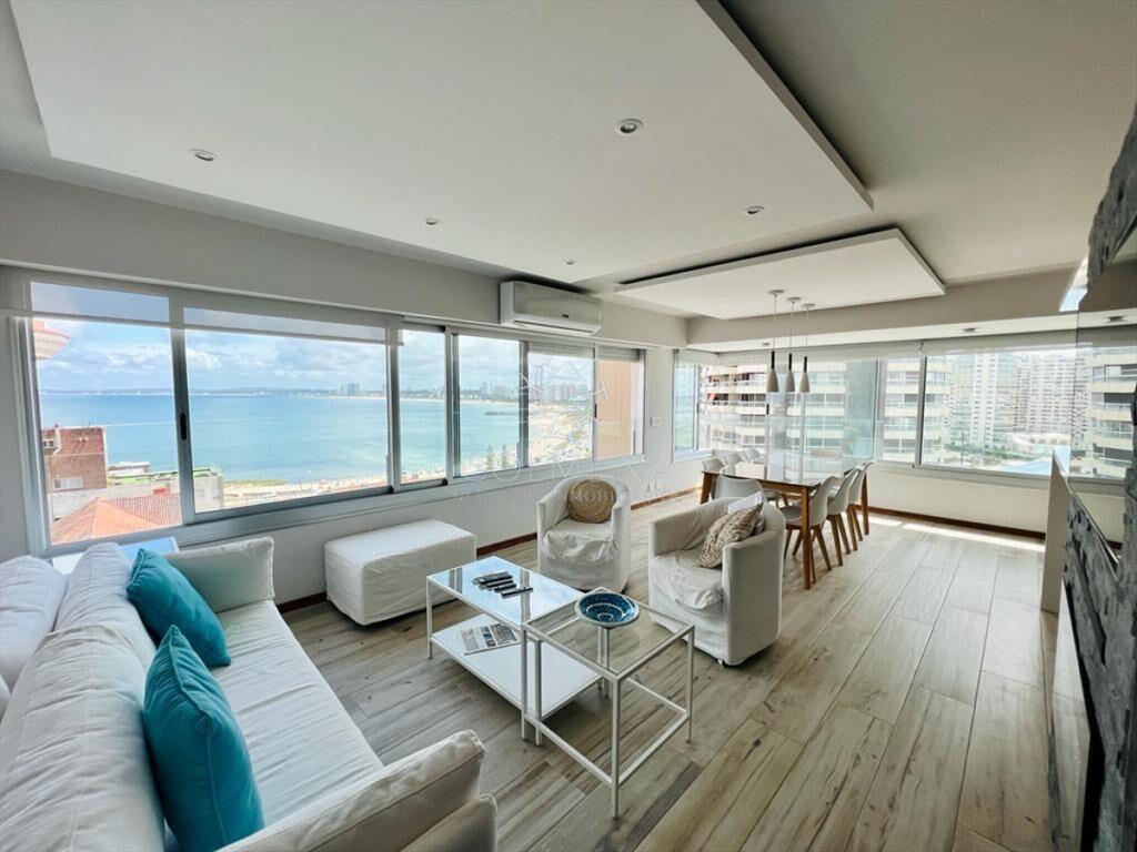 Apartamento con excelente vista a playa mansa y -