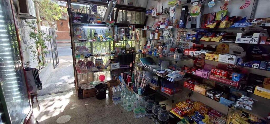 Kiosco al lado de colegio y frente a parada