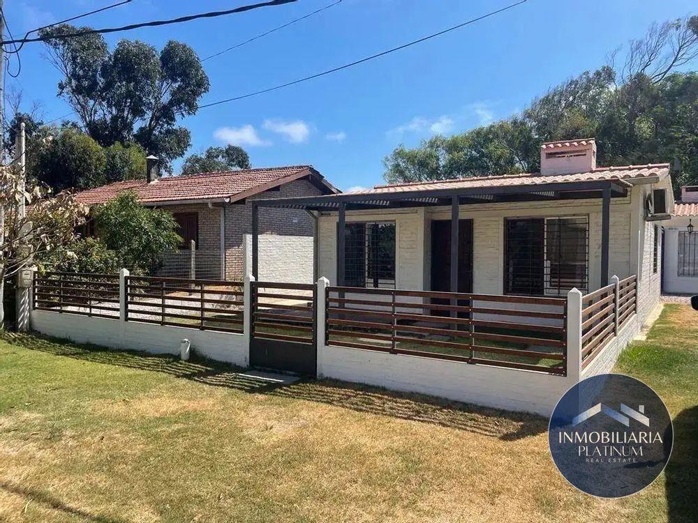 Casa en venta c/ cochera en Atlántida