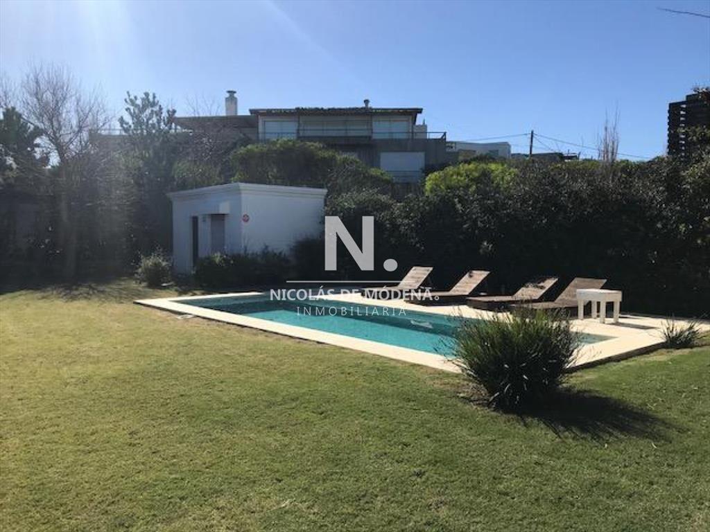 Se vende casa de 4 dormitorios en Manantiales