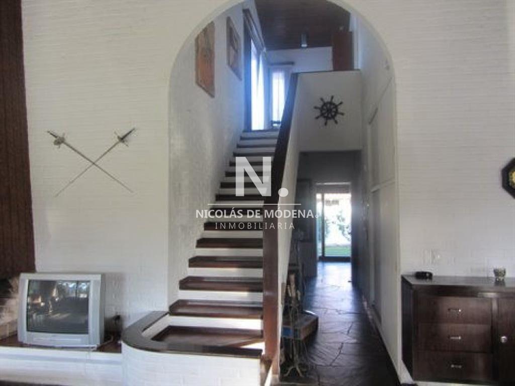 Casa ubicada en zona residencial.