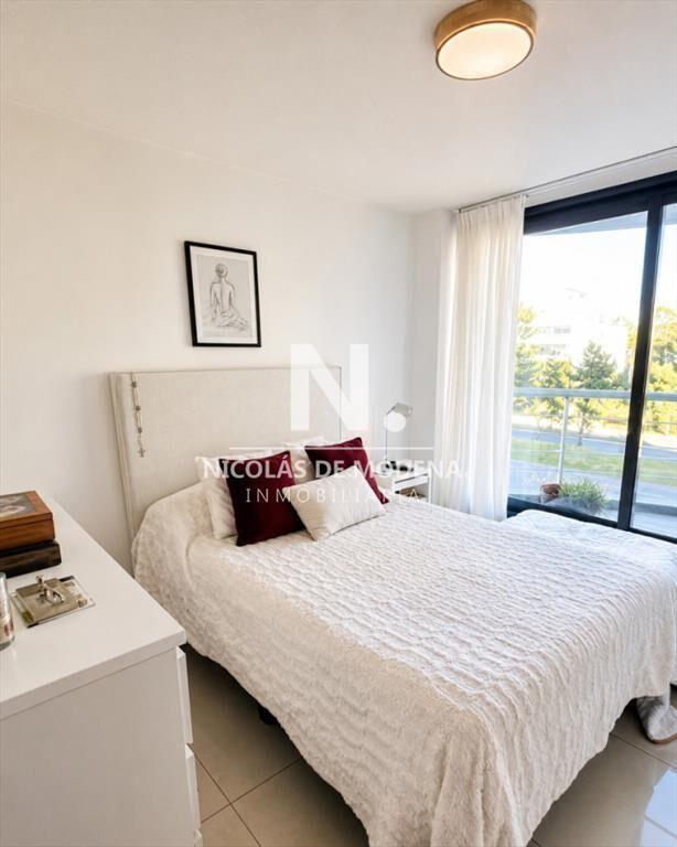 Vende apartamento de 3 dormitorios esquinero en Punta del E
