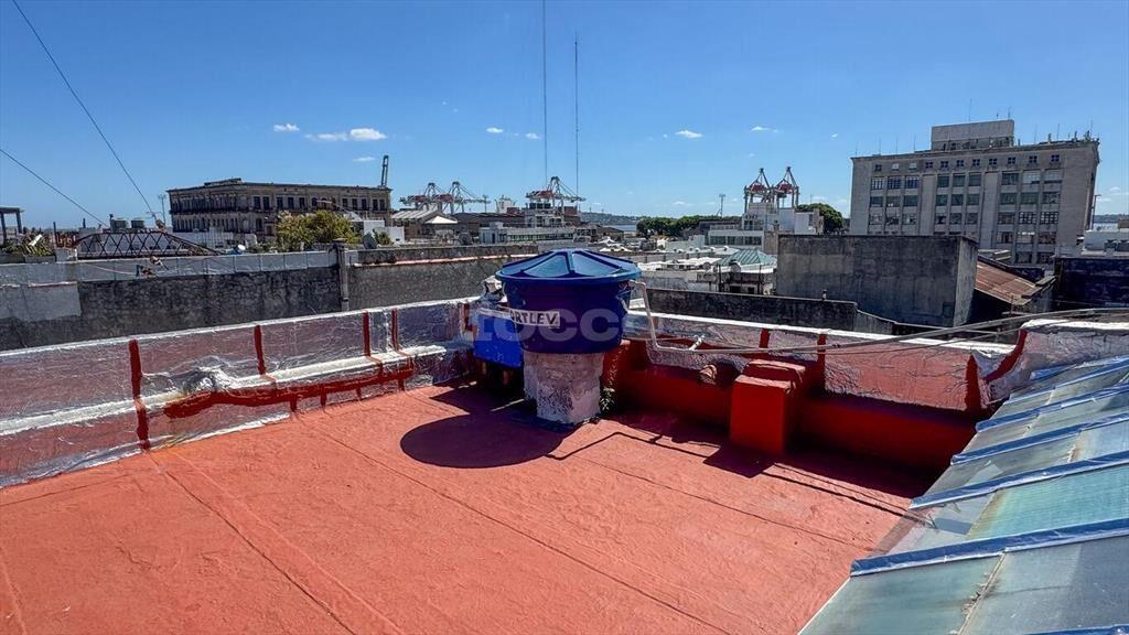 Venta con Renta de Local Comercial y 2 Apartamentos en Ciud