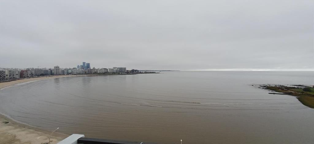 Apartamento en Rambla de Pocitos, frente a Trouville