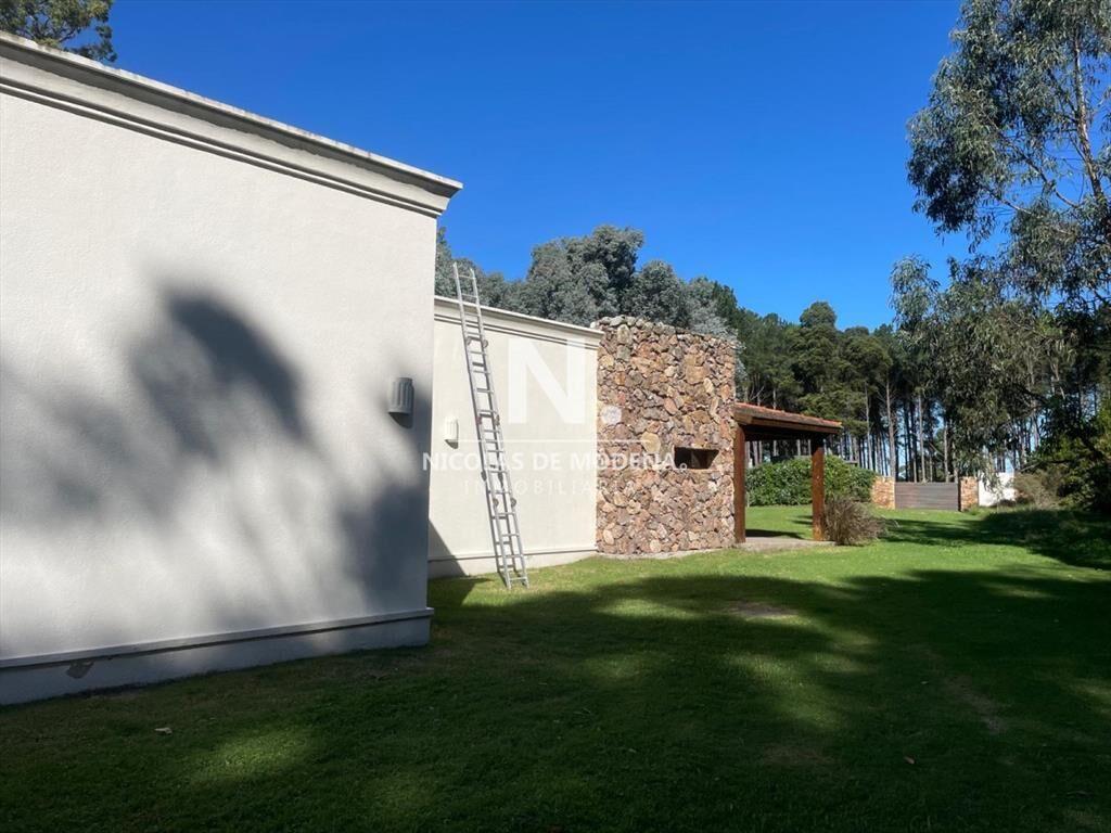 Vende impresionante casa en Punta Ballena de 2
