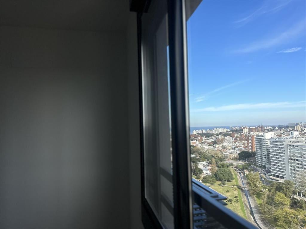 Venta con renta 2 dormitorios con garaje en Malvín - Estr...