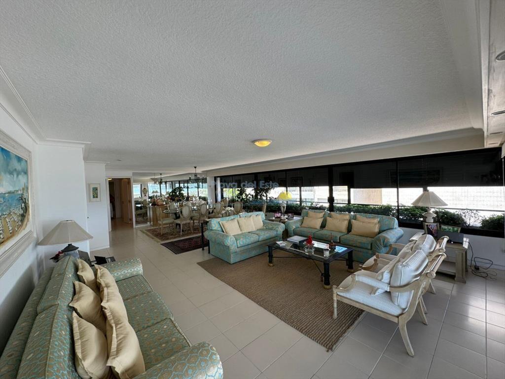 Apartamento en Venta de 3 Dormitorios y servicio