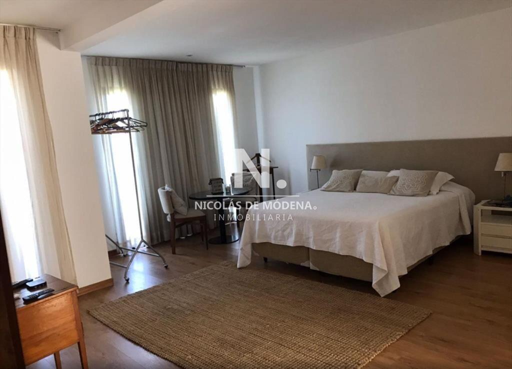 CASA EN VENTA 4 DORMITORIOS EN JARDINES DE
