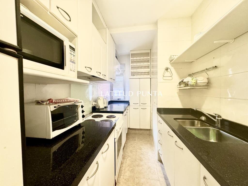 Apartamento de 2 dormitorios frente a playa Brava