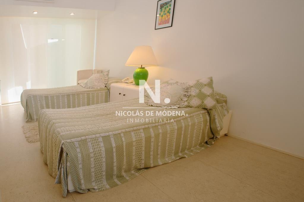 En venta casa en Lugano de 4 dormitorios, con piscina y par