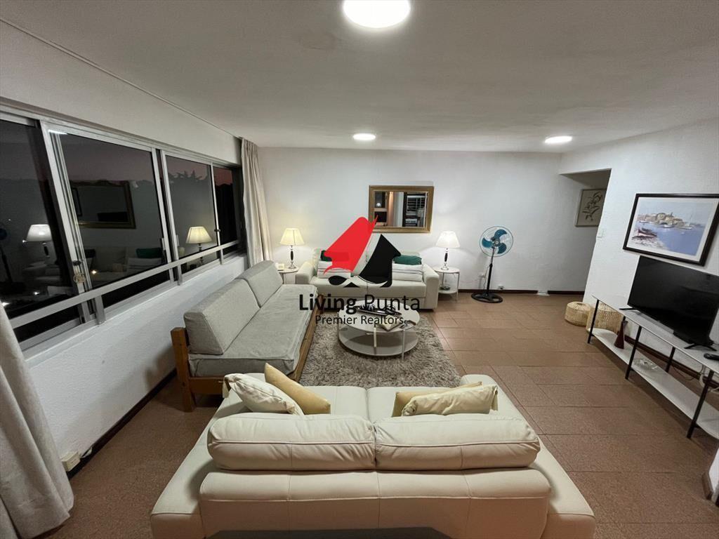 Vende apartamento de 2 dormitorios en Punta del