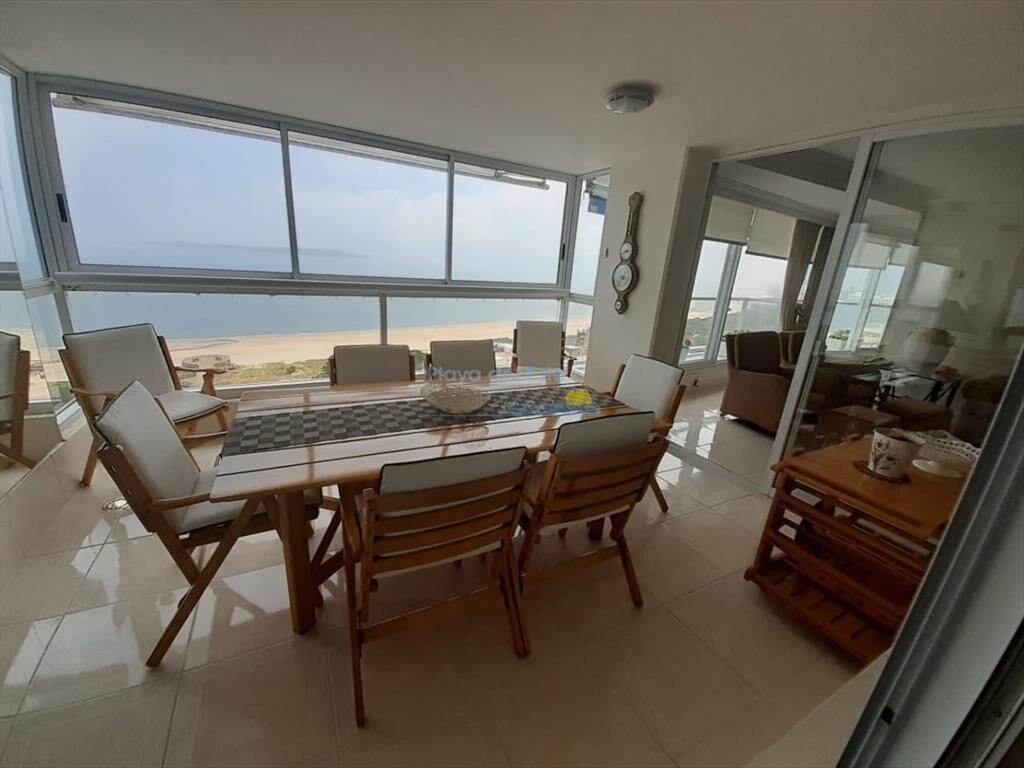 Beverly Tower, piso alto.