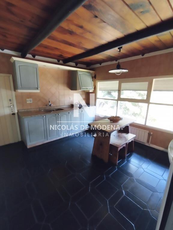 VENTA DE HERMOSA CASA EN BARRIO PINARES - 3 DORMITORIOS -
