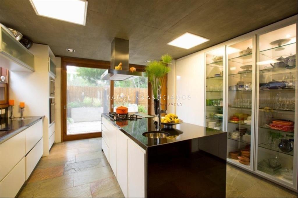Moderna casa en venta con 3 Suites y piscina en El Chorro,
