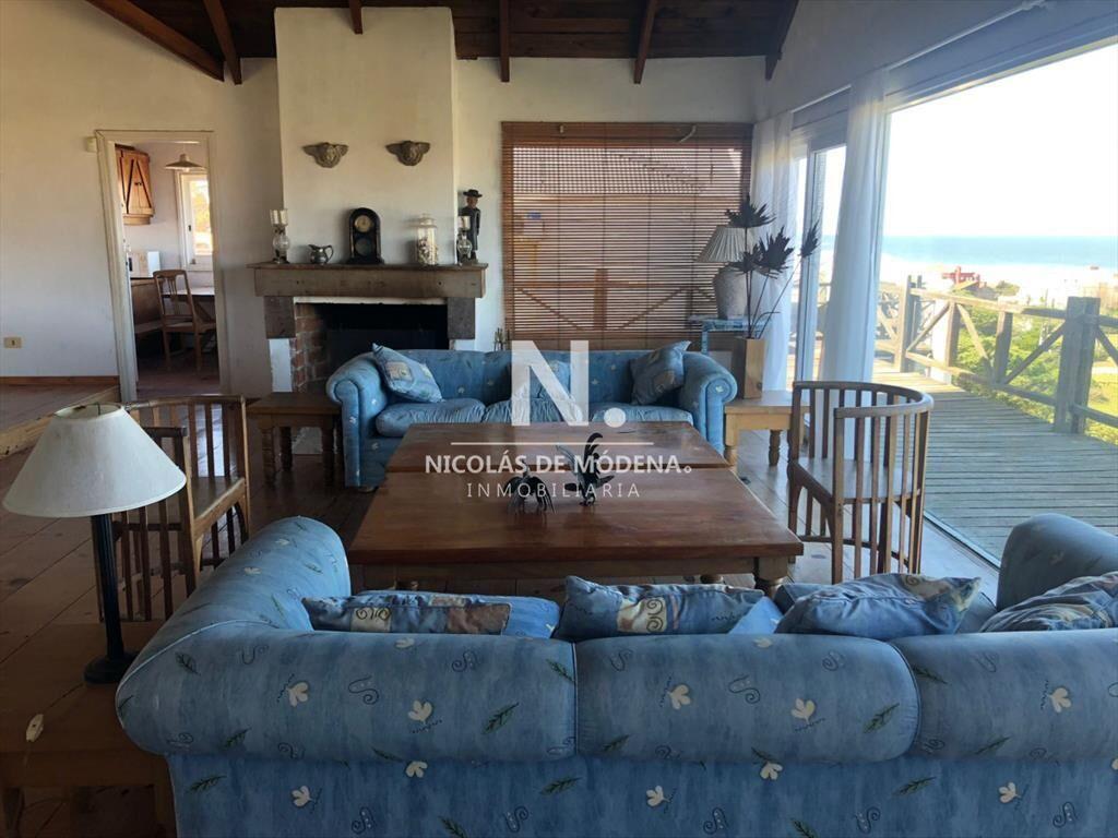 Impecable casa sobre gan superficie de terreno.