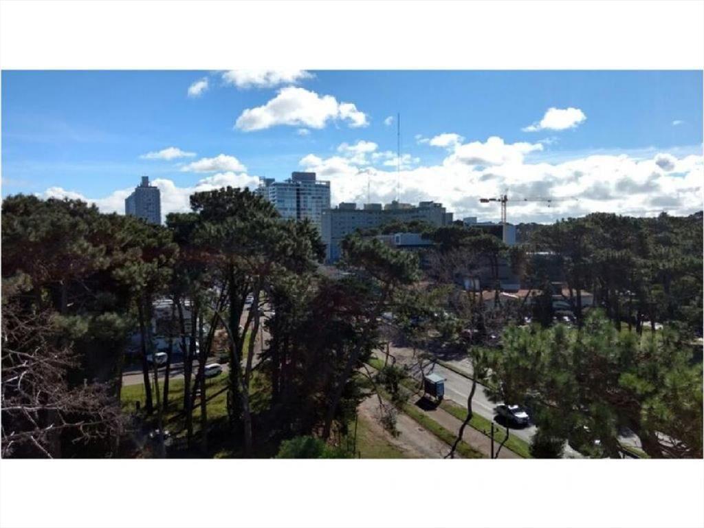 En alquiler.. Av. Roosevelt. Edificio con servicios.