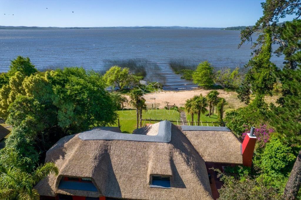 Casa  sobre la Laguna con playita
