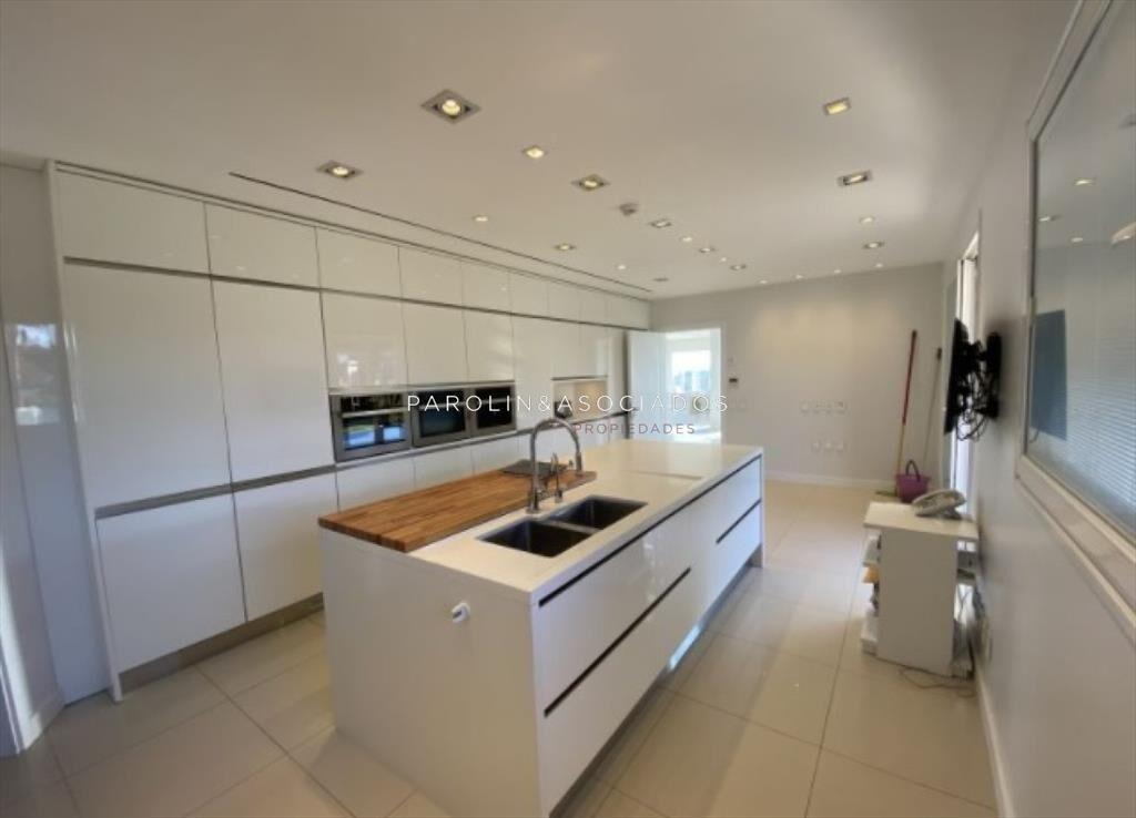Hermosa casa en venta frente al mar, Punta del