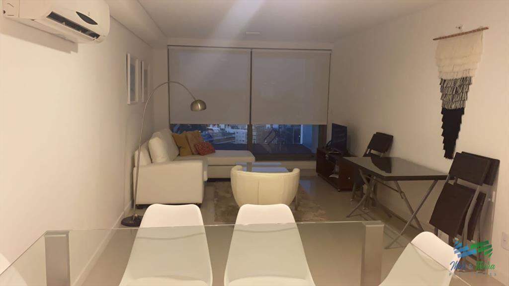 Apto 2 dorm, central, 2 baños y balcón piso alto.