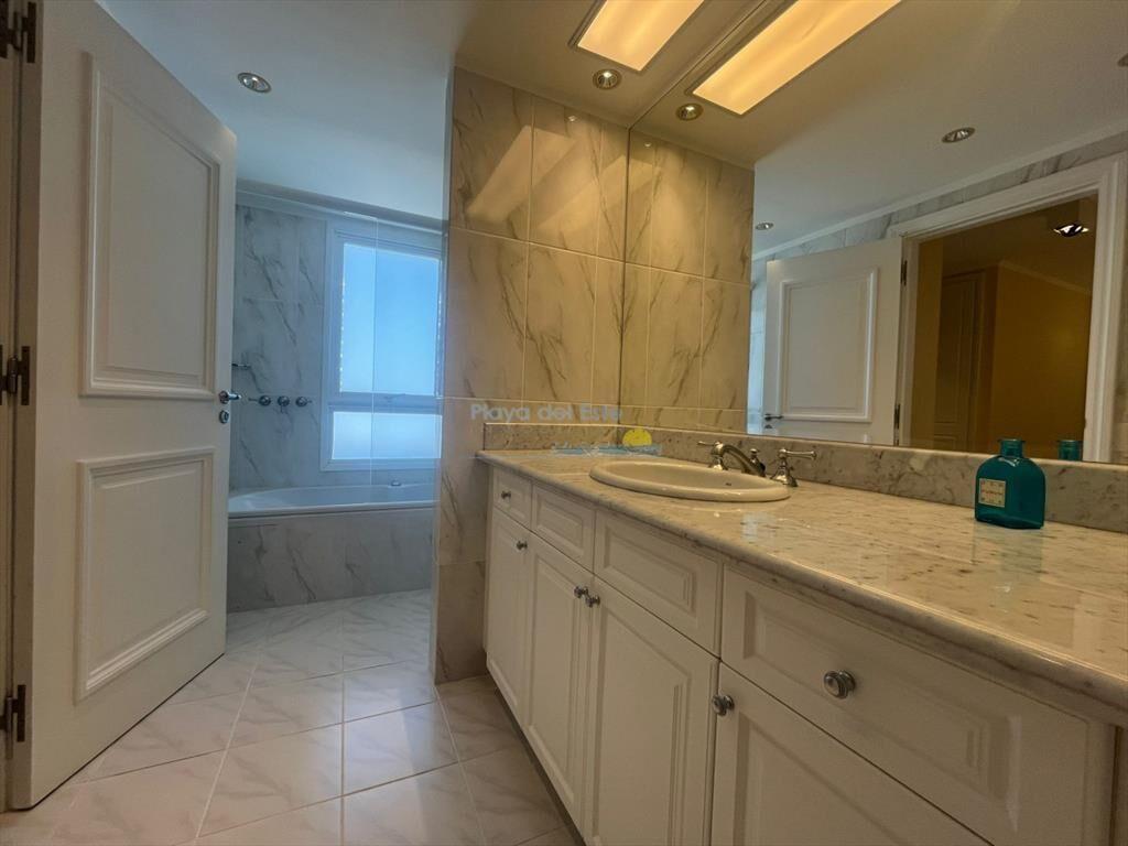 Apartamento en Venta de 4 Dormitorios en Torre ,
