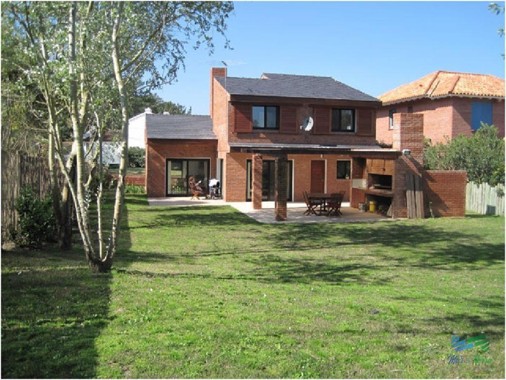 En alquiler!! Moderna casa ubicada a 1 cuadra el