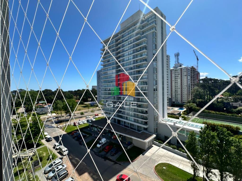 Apartamento de dos dormitorios y dependencia de