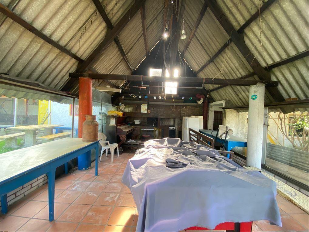 Venta de Amplio terreno con depósitos, galpones y casas