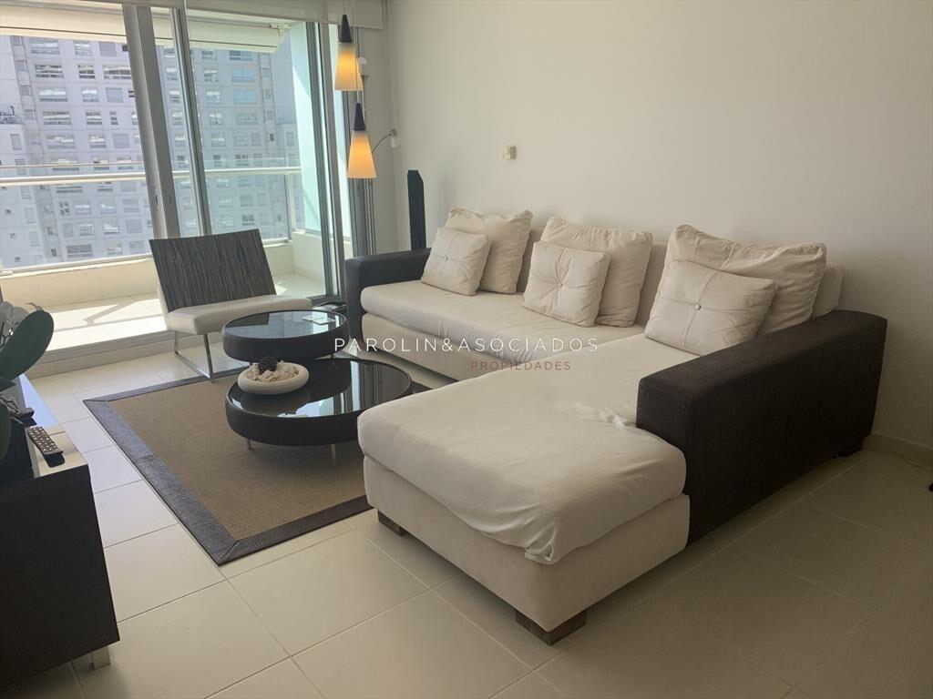 Apartamento en venta en piso alto Seasons Tower, Punta del