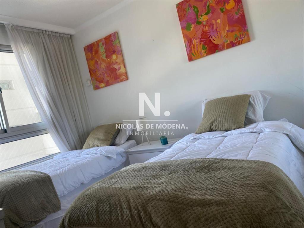 En venta apartamento de 2 dormitorios con balcon en Rooseve