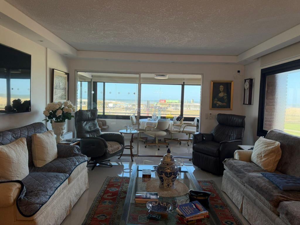Apartamento en venta de 3 dormitorios en punta ,