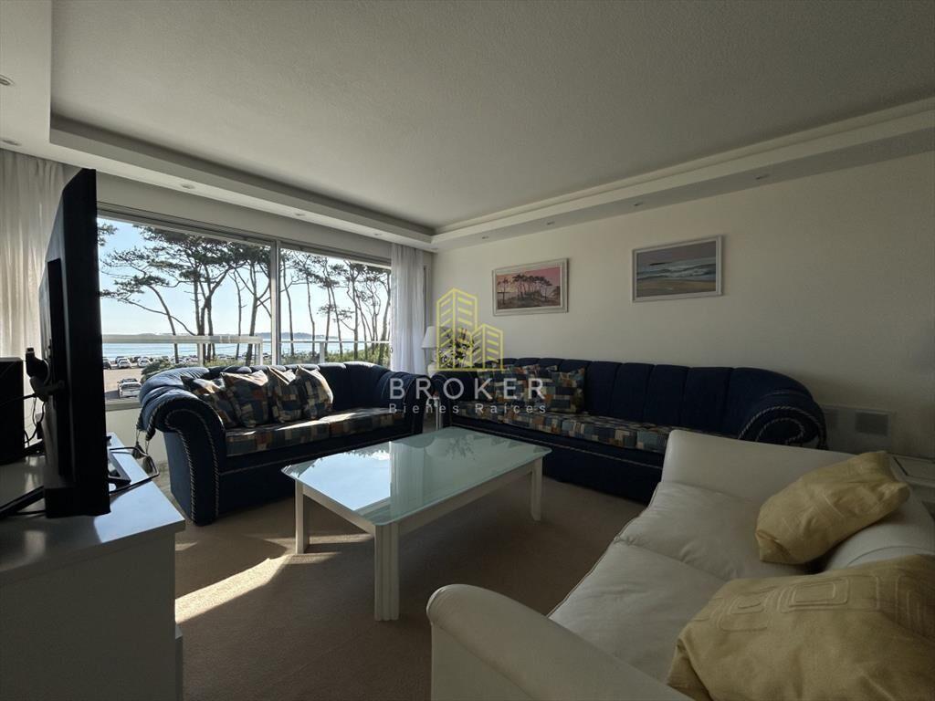 Venta de apartamento primera linea en playa Punta