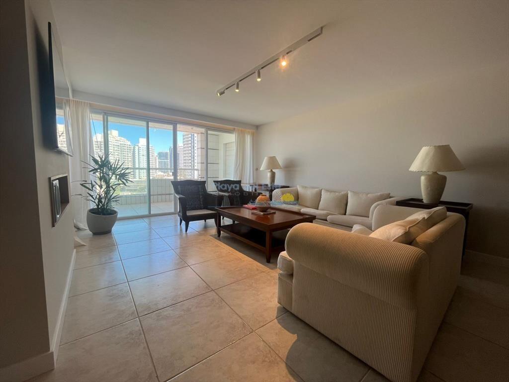 Apartamento en Alquiler de 3 dormitorios en Punta