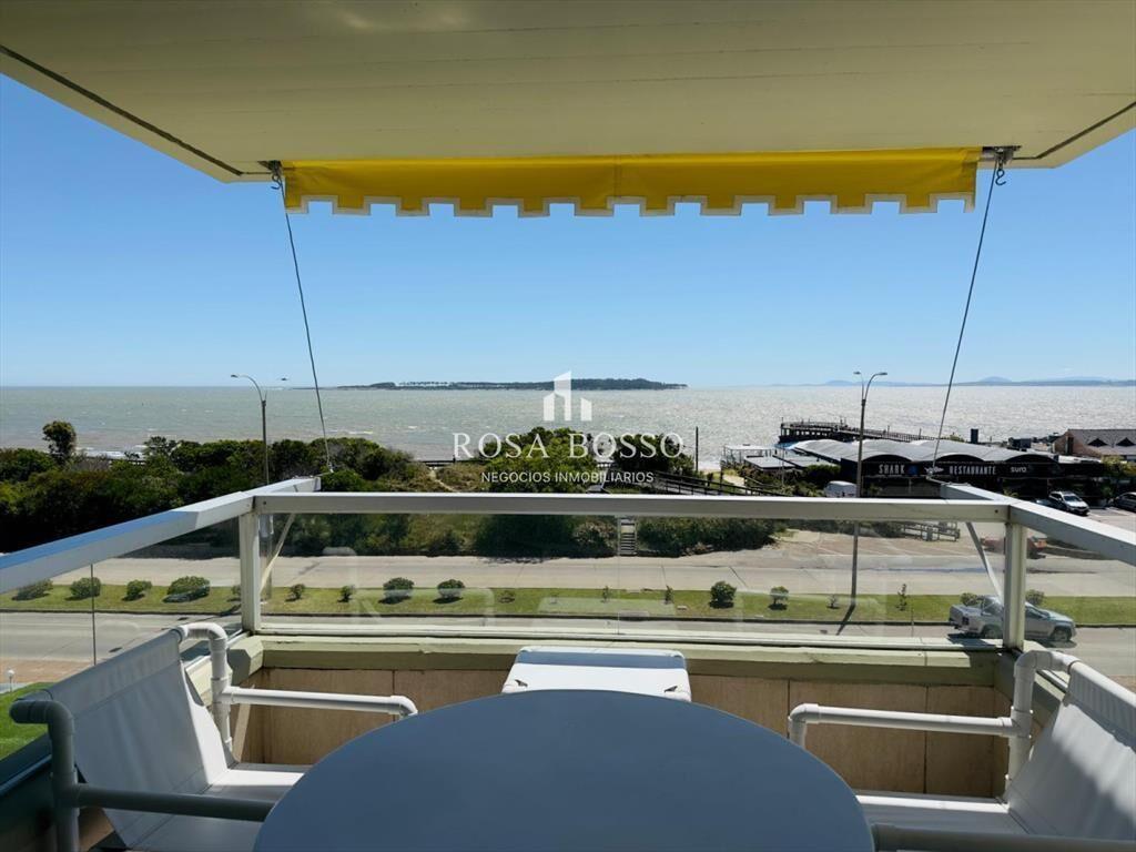 3 dormtiorios, cocina con lavadero, vista al mar.