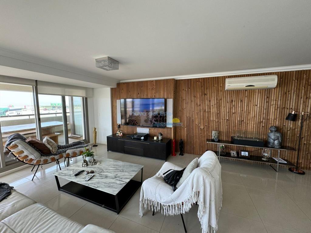 Apartamento de 4 dormitorios en Punta del este ,