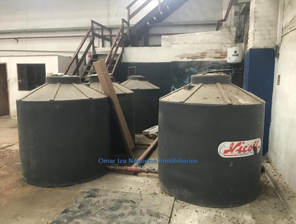 Venta local industrial con renta galpon deposito garaje