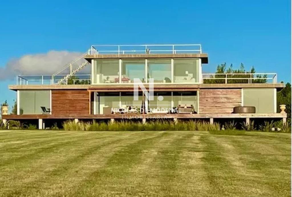 Vende casa en Laguna de los Cisnes, con hermosa y
