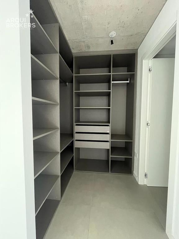 Apartamento de tres dormitorios en venta en Parque Roosevel