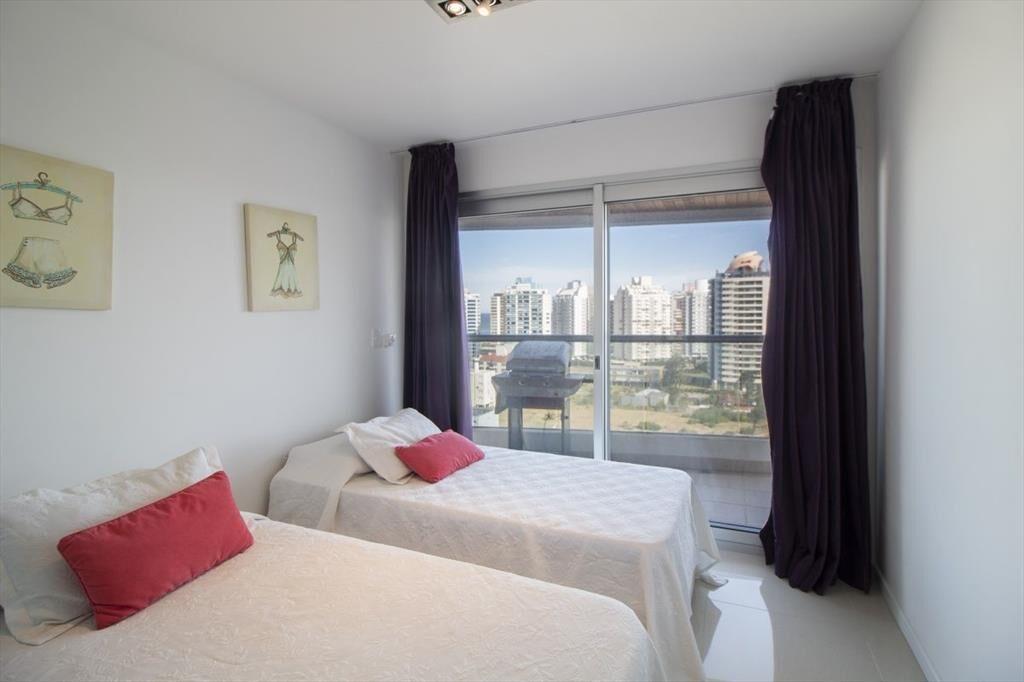 Excelente Apartamento de Tres Dormitorios con Vista a Playa