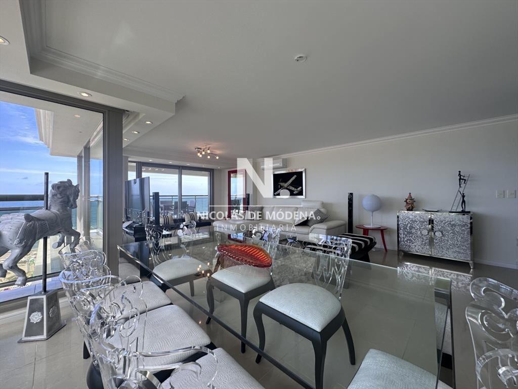 Vende apartamento esquinero de 3 dormitorios en
