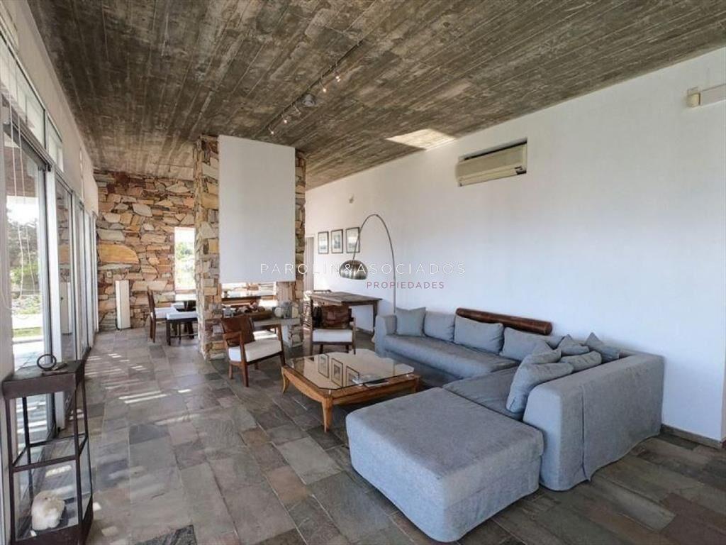 CASA DE 4 DORMITORIOS EN PUNTA BALLENA