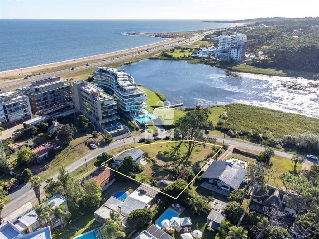 Casa mas lote frente a Laguna del Diario - - :