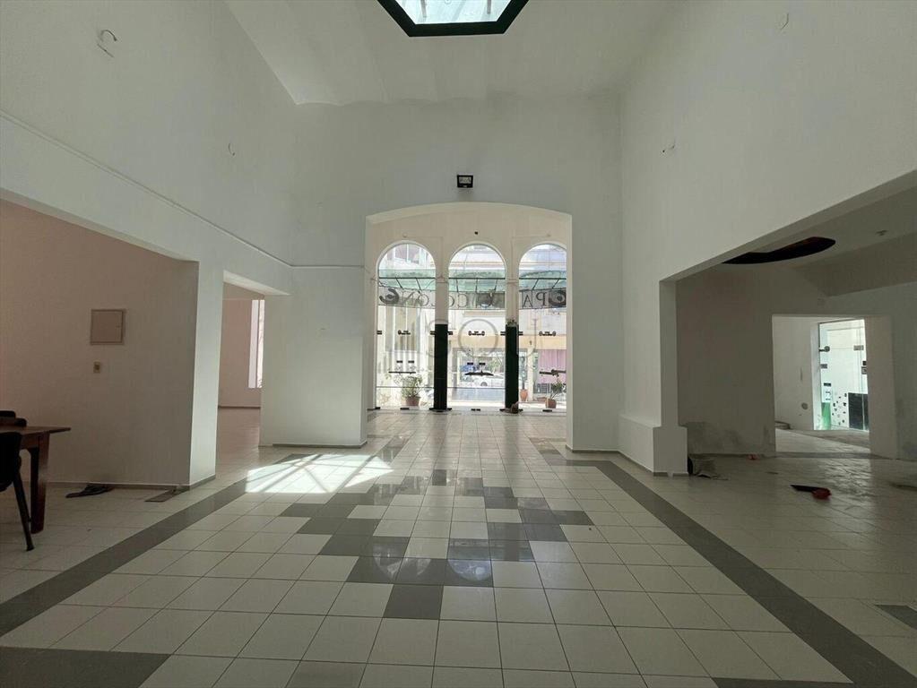 Se alquila gran local comercial en Colón