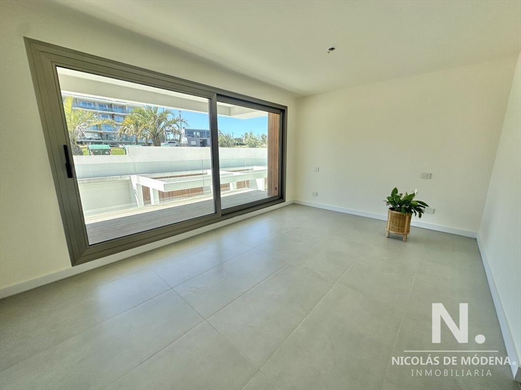 Vende departamento de 3 dormitorios en Manantiales.