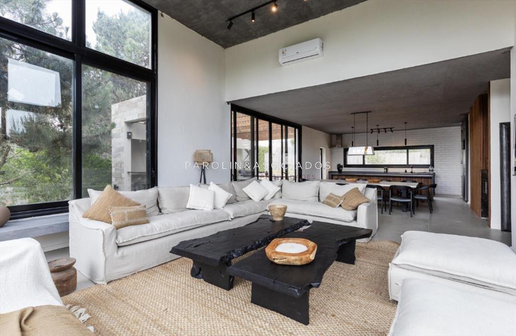 Casa de 4 Dormitorios en Venta en Laguna Escondida
