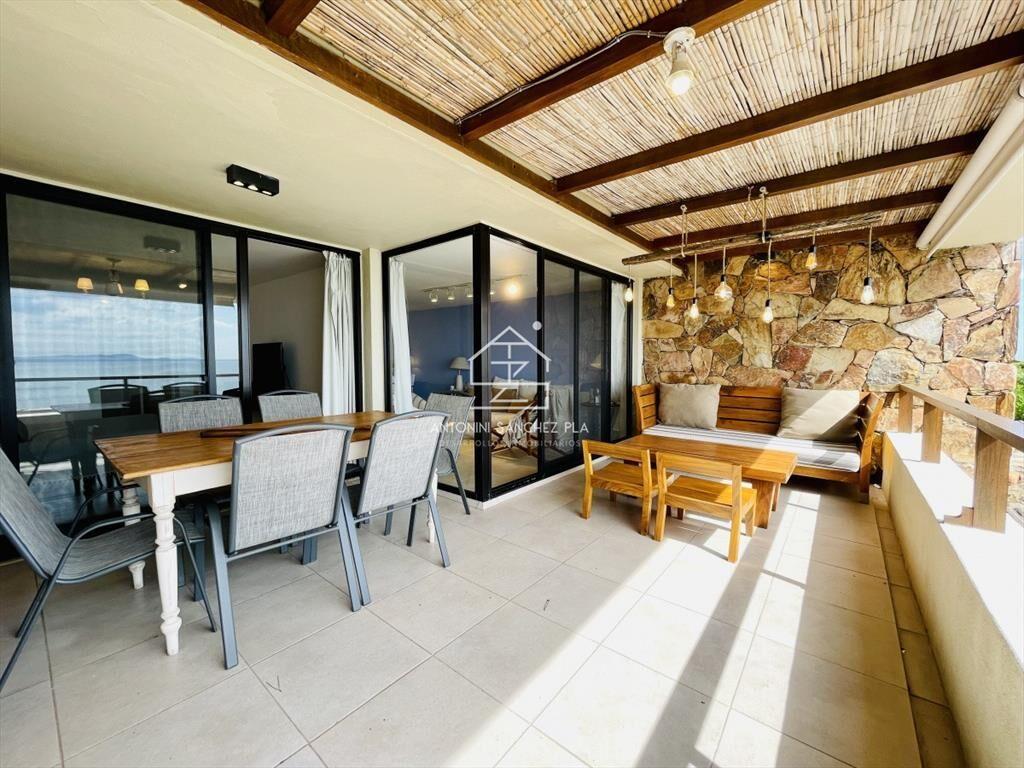Venta y alquiler de apartamento de dos dormitorios con parr