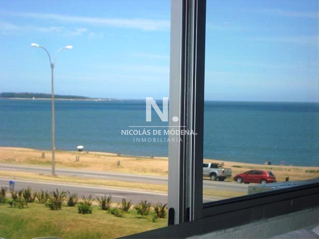 Apartamento en Primera linea, Playa mansa, 2 dormitorios *