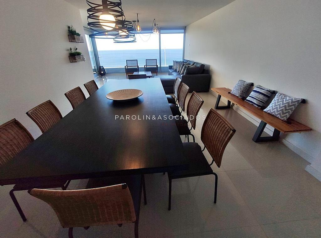 Penthouse en venta frente al mar en edificio del