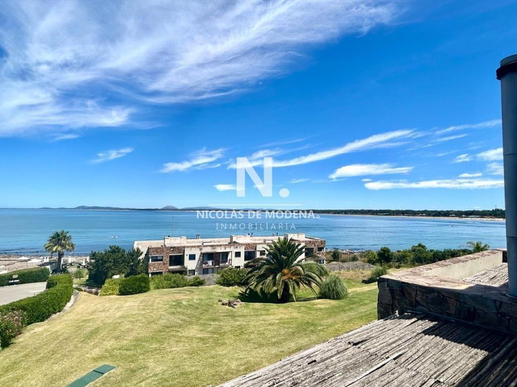 Vende apartamento en Punta Ballena frente al mar