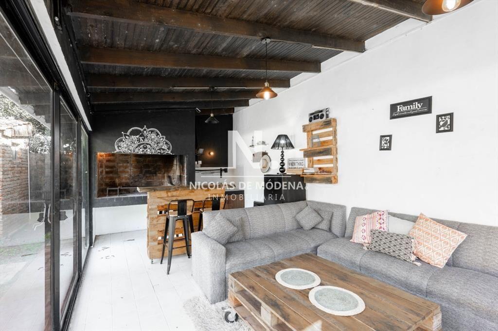 Vende casa de 4 dormitorios en Jardines de