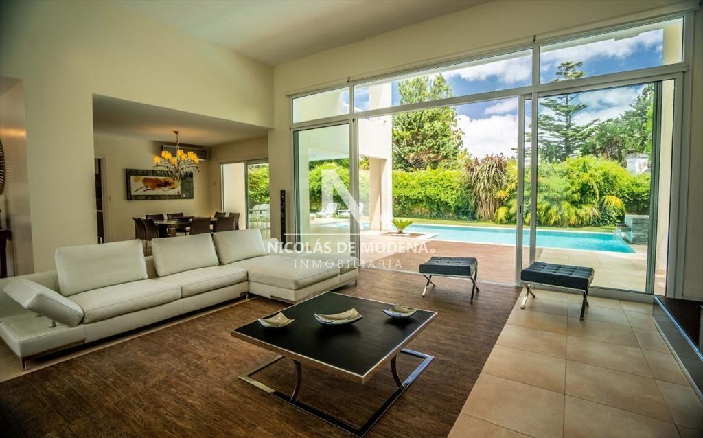 Vende Casa de 2 plantas en Barrio Privado Park-